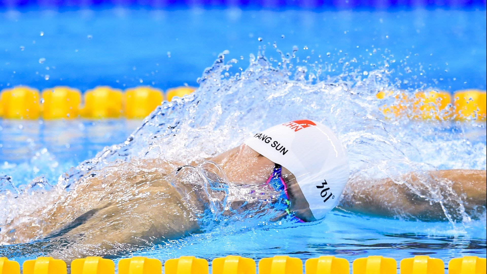 “豪车狂飙：性能与速度的完美展现”，狂飙车行