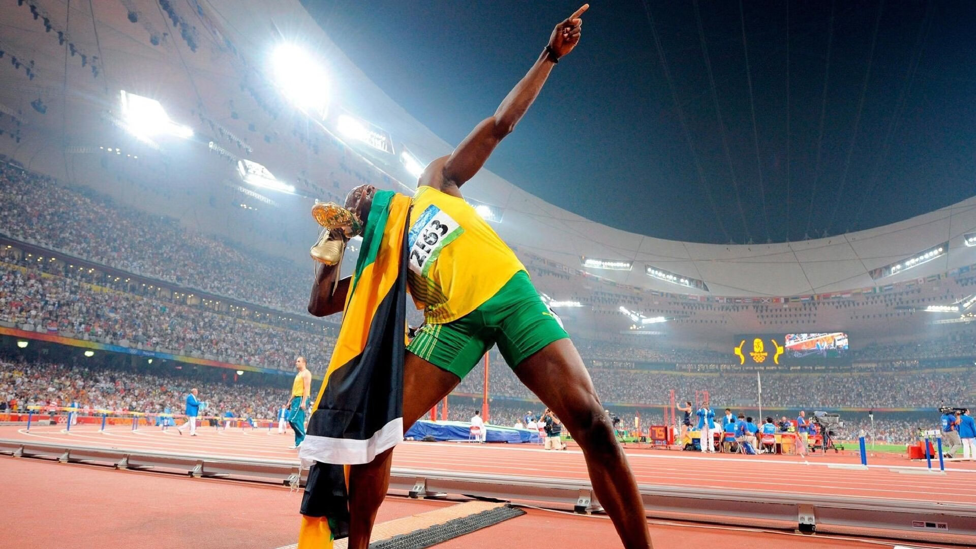 九游娱乐官方-球迷狂热：疯狂应援让比赛高潮不断，球迷欢呼视频