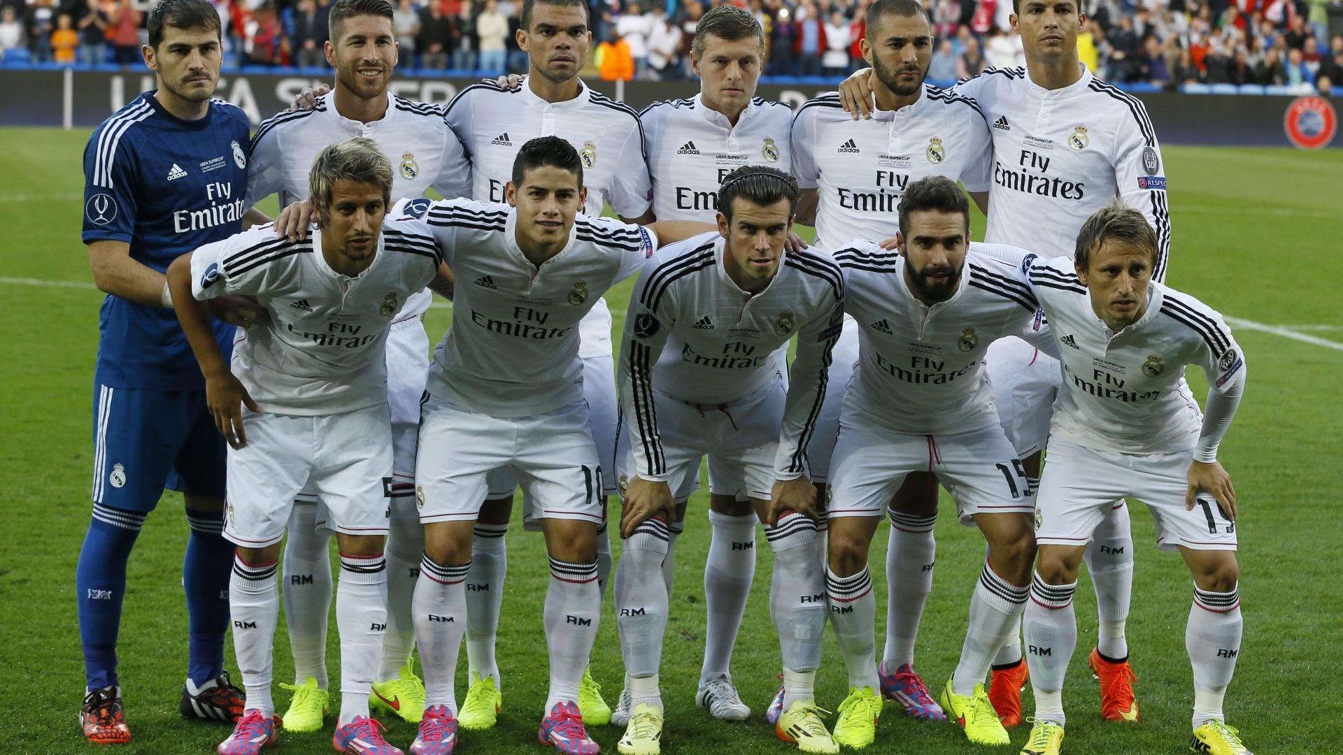 jiuyou游戏大厅-球场下雪太大，瑞士球员主动帮裁判扫线，瑞士球员受伤