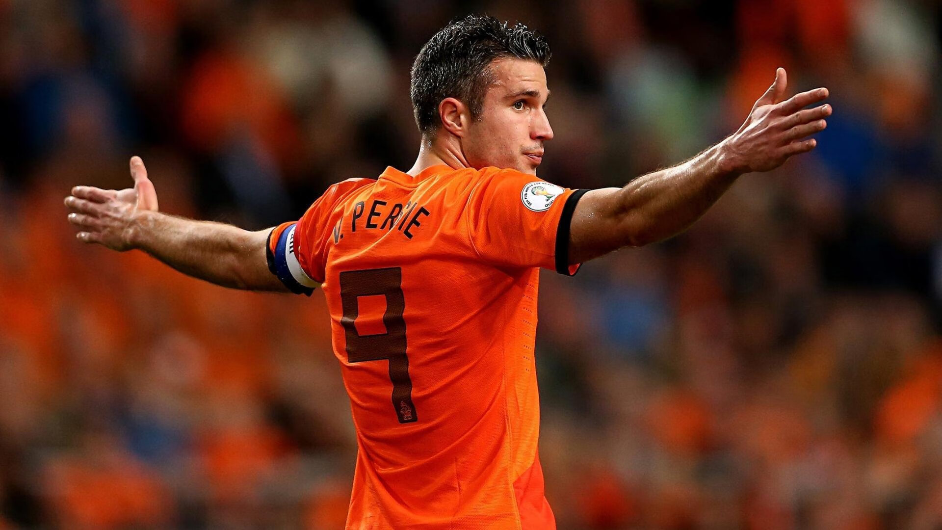 球场下雪太大，瑞士球员主动帮裁判扫线，瑞士球员受伤